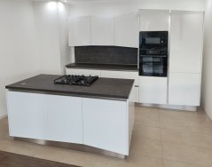 KUCHYNSKÁ LINKA CLASSIC Biela lesklá/Betón tmavý